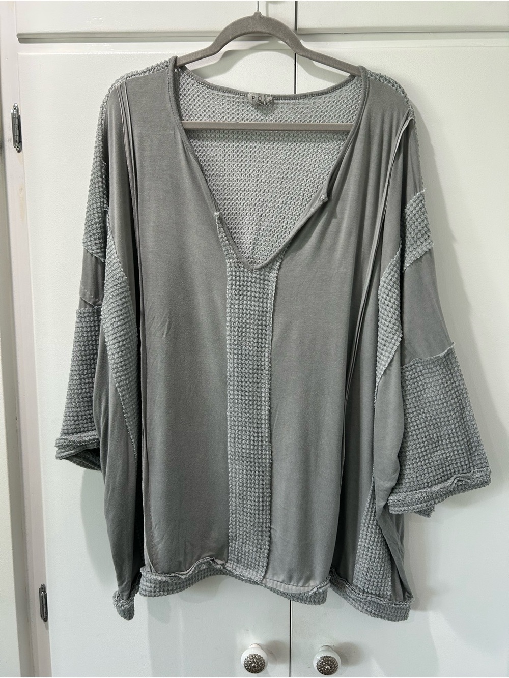 POL Light Gray Waffle Knit V-Neck Top L